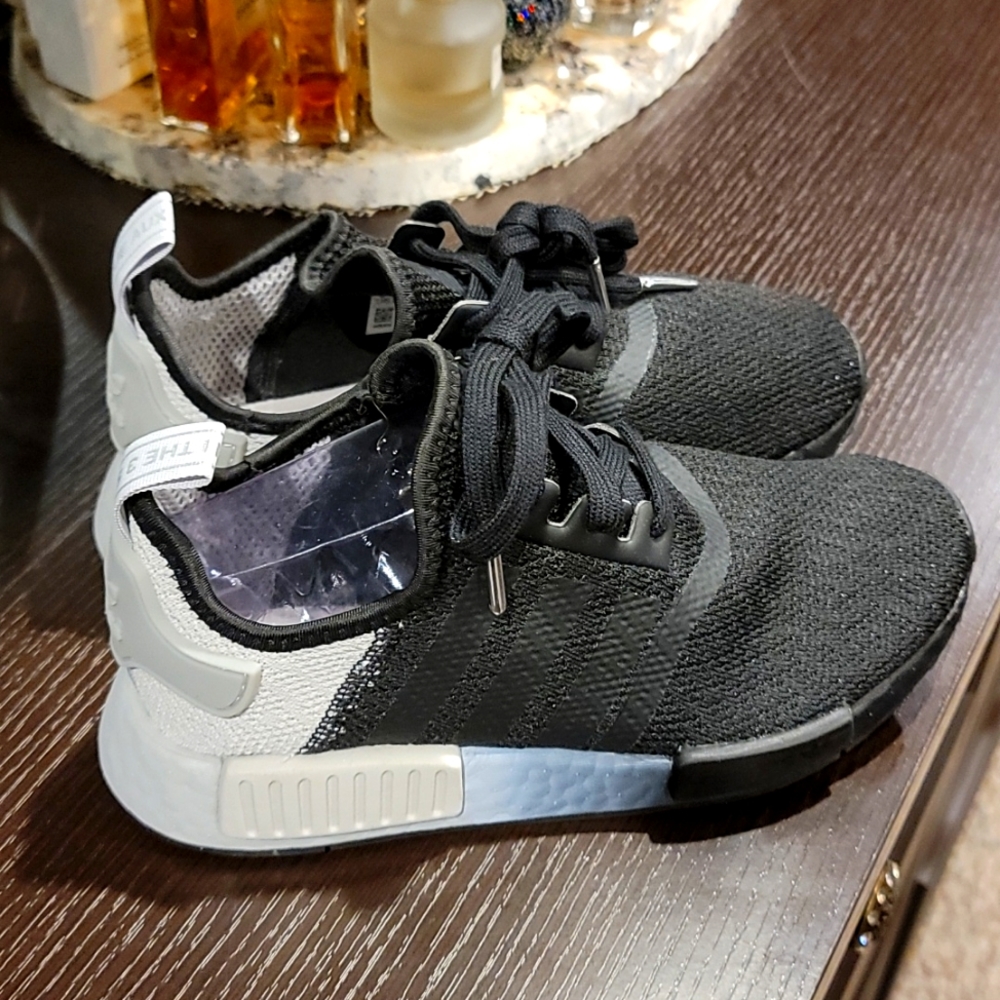 ADIDAS Women's NMD_R1 SHOES (FV1791)Core Black / Grey SZ 6